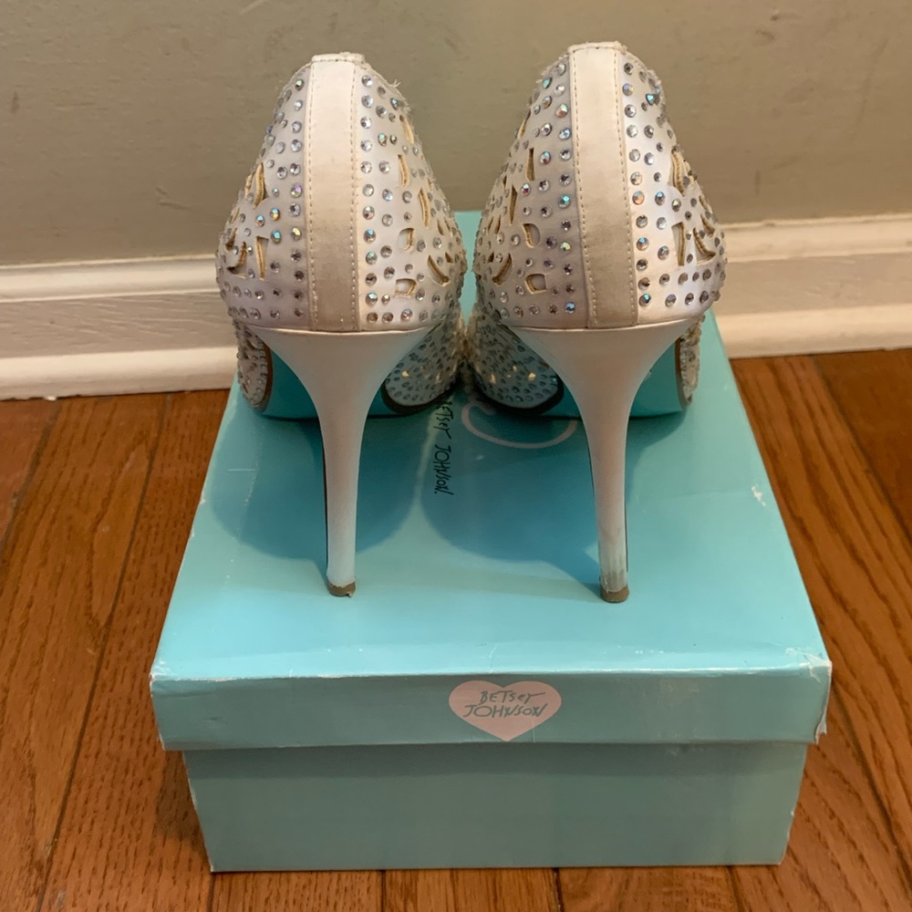 CRYSTAL CUTOUT EMBELLISHED PUMPS IN PINK
